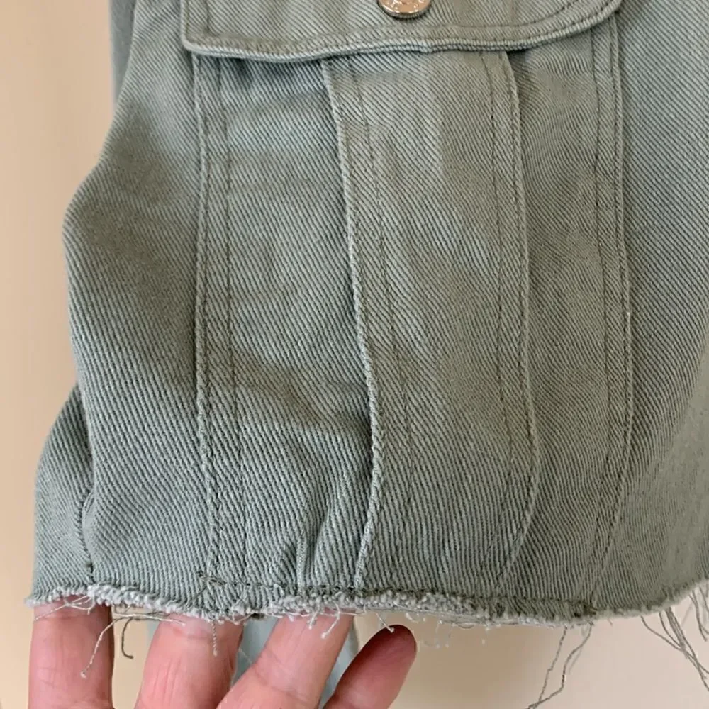 NWT Green jean jacket Miss guided cropped raw edge size small‎